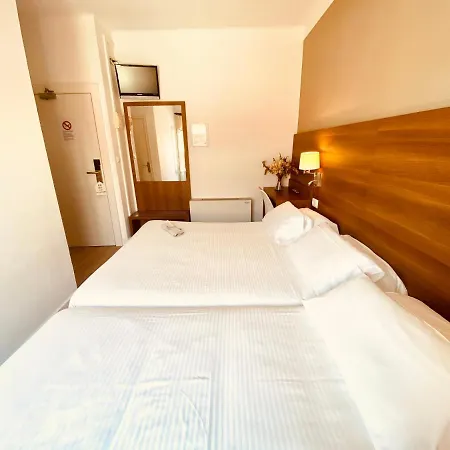 Carbonell Hotel 2*