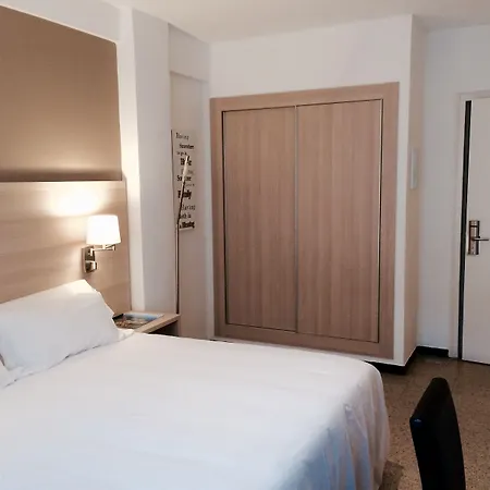 Carbonell فندق 2*